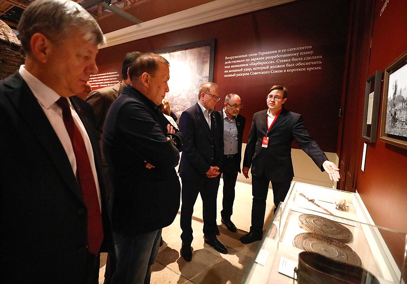 Члены делегаций стран-членов ОДКБ посетили выставки "Великая Победа. Россия - моя история" и "Без срока давности. Нюрнберг. 80 лет" в Москве