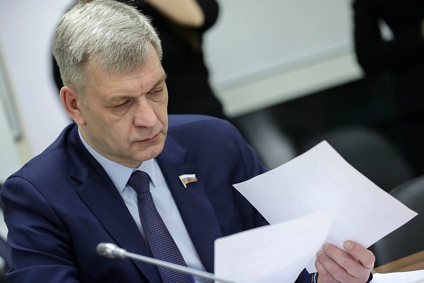 Член Комитета по промышленности и торговли Владимир Иванов