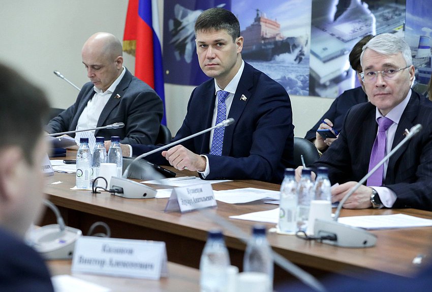 Члены Комитета по экономической политике Сергей Алтухов и Эдуард Кузнецов