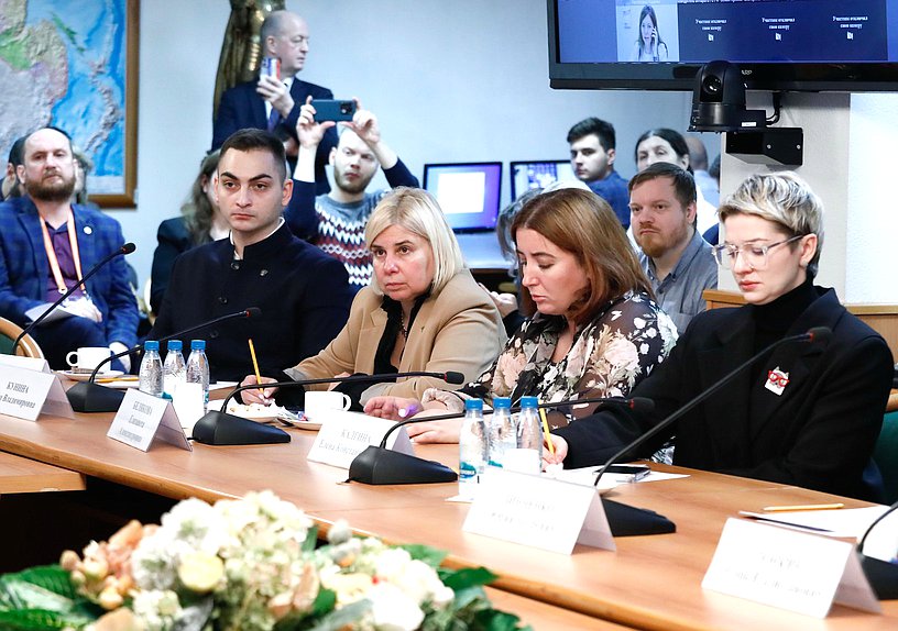 Круглый стол на тему «Интернет, мессенджеры и игры как поле информационной войны против детей: система защиты и регулирования»