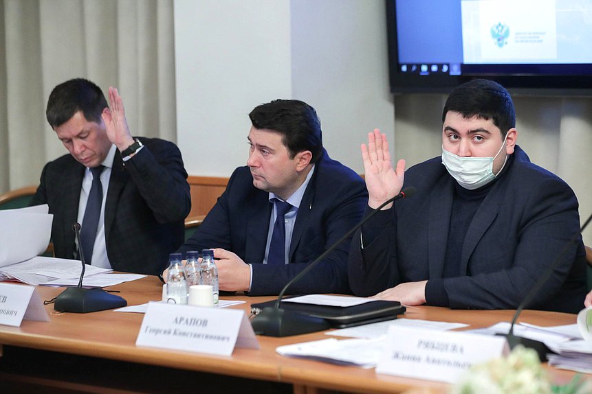 Заместители Председателя Комитета по экологии, природным ресурсам и охране окружающей среды Олег Лебедев и Георгий Арапов