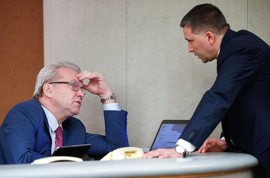 Полномочный представитель Президента РФ в Государственной Думе Гарри Минх и Председатель Комитета по экологии, природным ресурсам и охране окружающей среды Дмитрий Кобылкин