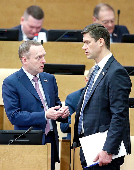 Первый заместитель Председателя Комитета по финансовому рынку Константин Бахарев и член Комитета по экономической политике Сергей Алтухов