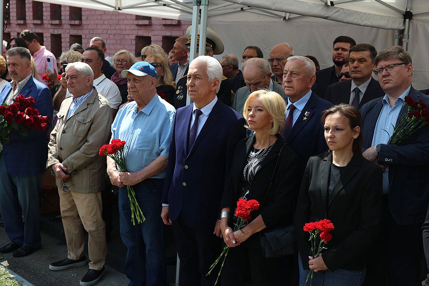 Руководитель фракции "Единая Россия" Владимир Васильев, Председатель Комитета по культуре Ольга Казакова, Председатель Комитета по развитию Дальнего Востока и Арктики Николай Харитонов, член Комитета по безопасности и противодействию коррупции Адальби Шхагошев и член Комитета по труду, социальной политике и делам ветеранов Андрей Исаев
