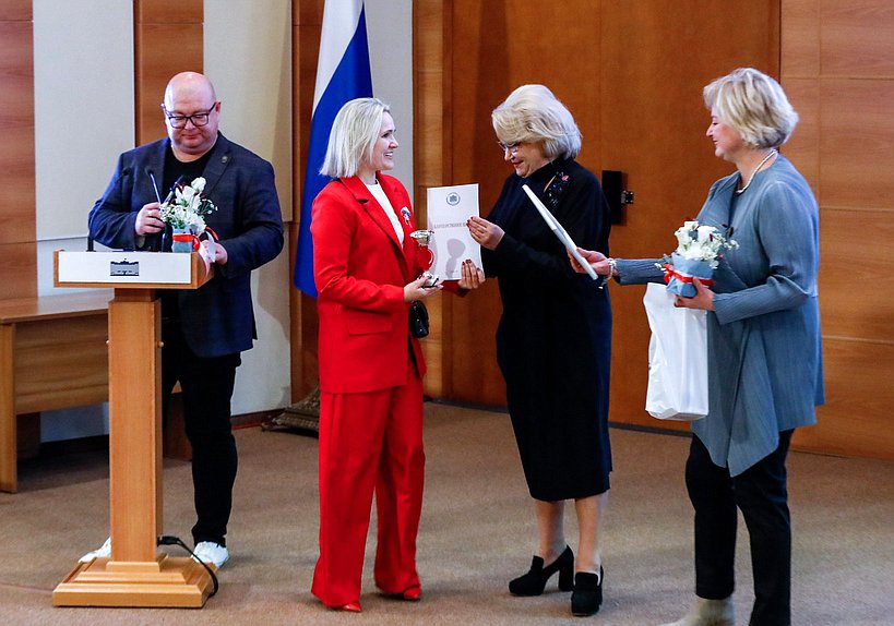 Председатель Комитета по защите семьи, вопросам отцовства, материнства и детства Нина Останина (в центре)