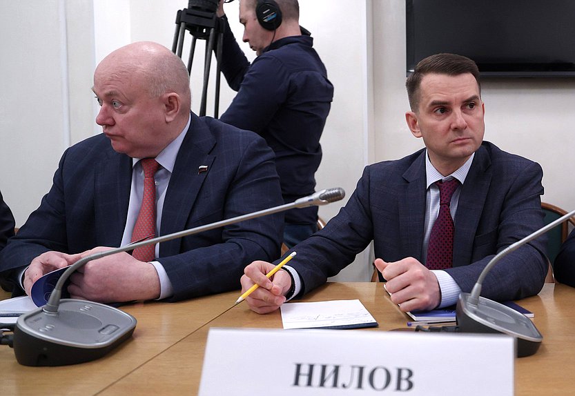 Первый заместитель Председателя Комитета по обороне Андрей Красов и Председатель Комитета по труду, социальной политике и делам ветеранов Ярослав Нилов