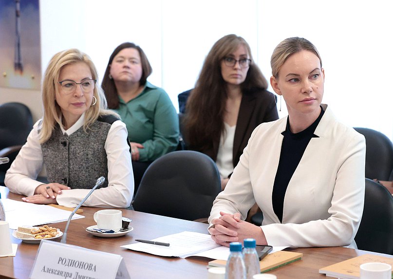 Члены Комитета по защите семьи, вопросам отцовства, материнства и детства Елена Дмитрук и Александра Родионова