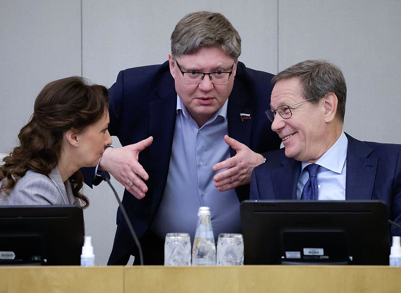 Заместитель Председателя Государственной Думы Анна Кузнецова, Первый заместитель Председателя Государственной Думы Александр Жуков и член Комитета по труду, социальной политике и делам ветеранов Андрей Исаев