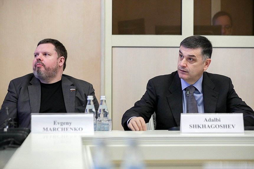 Члены Комитета по безопасности и противодействию коррупции Евгений Марченко и Адальби Шхагошев