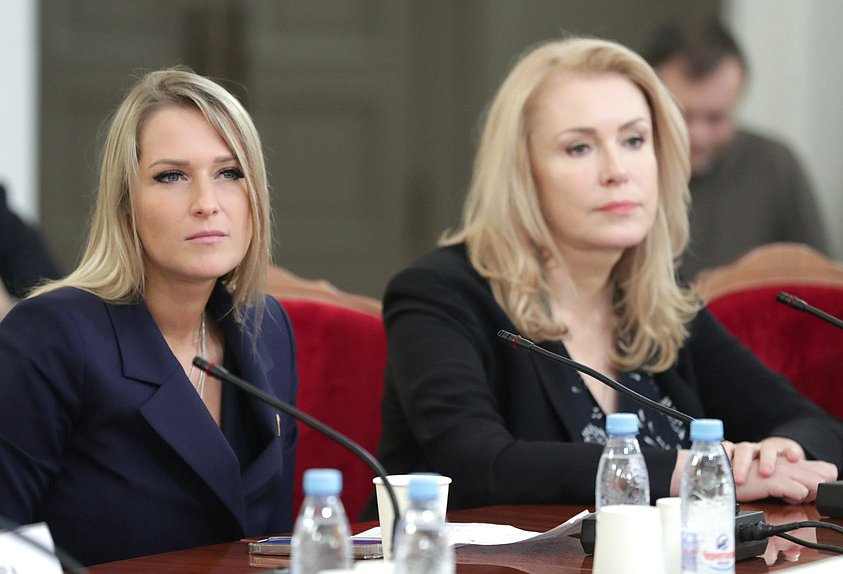 Первый заместитель Председателя Комитета по просвещению Яна Лантратова и актриса и телеведущая Мария Шукшина