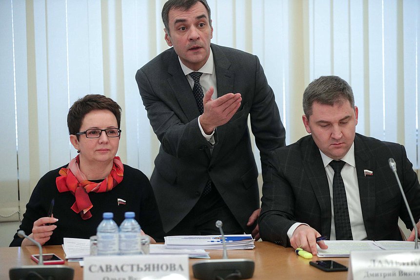 Председатель Комитета по контролю и Регламенту Ольга Савастьянова и член Комитета Дмитрий Ламейкин