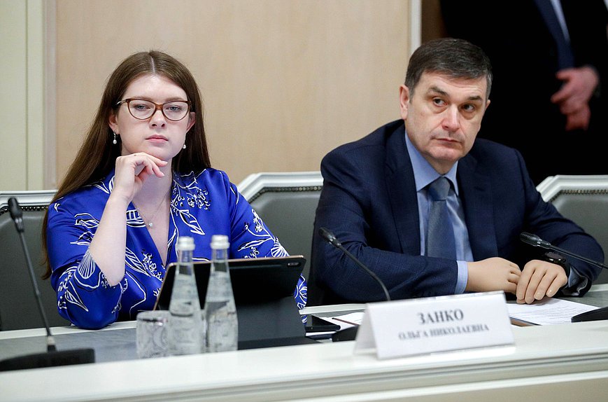 Заместитель Председателя Комитета по развитию гражданского общества, вопросам общественных и религиозных объединений Ольга Занко и член Комитета по безопасности и противодействию коррупции Адальби Шхагошев