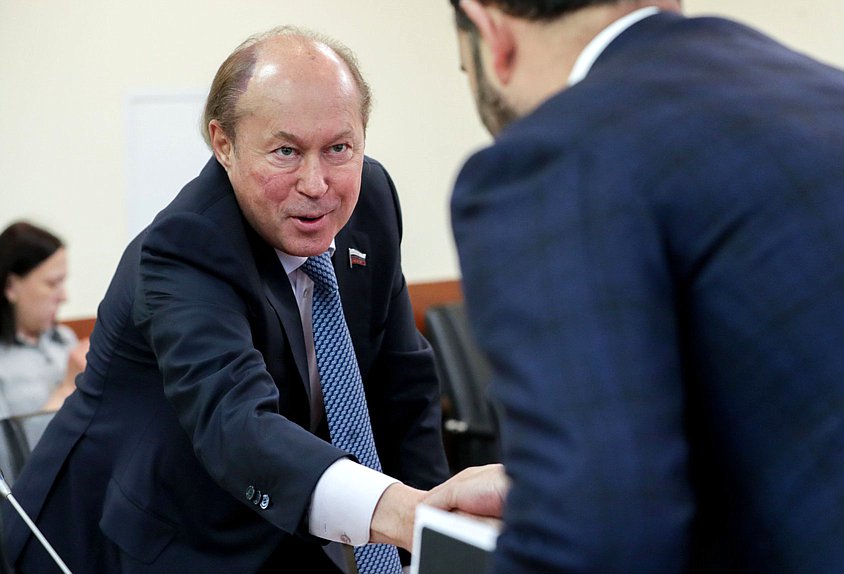 Член Комитета по науке и высшему образованию Владимир Кононов