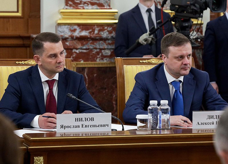 Председатель Комитета по труду, социальной политике и делам ветеранов Ярослав Нилов и Председатель Комитета по региональной политике и местному самоуправлению Алексей Диденко