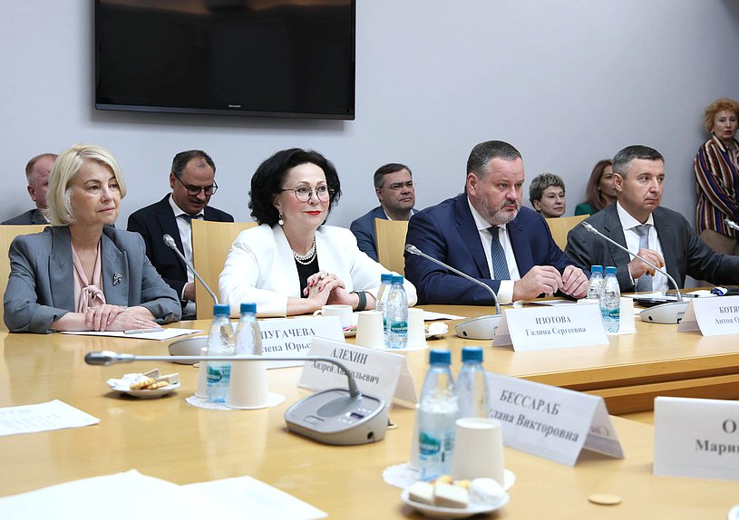 Заместитель Председателя Счетной палаты РФ Галина Изотова, Министр труда и социальной защиты РФ Антон Котяков и Статс-секретарь - заместитель Министра труда и социальной защиты РФ Андрей Пудов