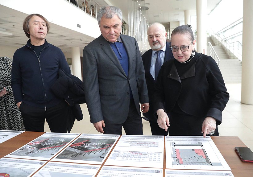 Председатель Государственной Думы Вячеслав Володин, ректор ВГИК им. С.А. Герасимова Владимир Малышев и Президент Гильдии продюсеров России Ренат Давлетьяров