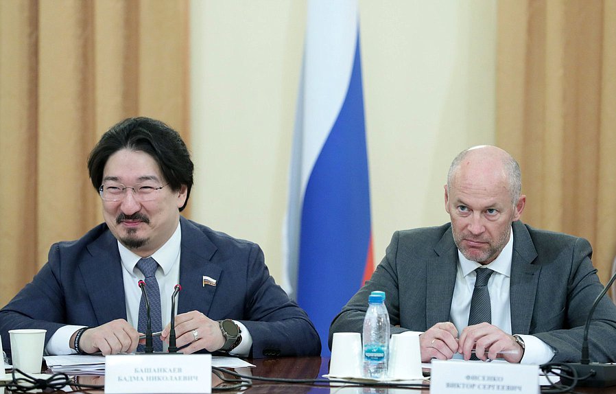 Председатель Комитета по охране здоровья Бадма Башанкаев (слева)