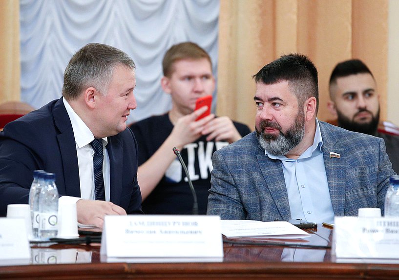 Член Комитета по молодежной политике Вячеслав Дамдинцурунов и член Комитета по региональной политике и местному самоуправлению Роман Птицын