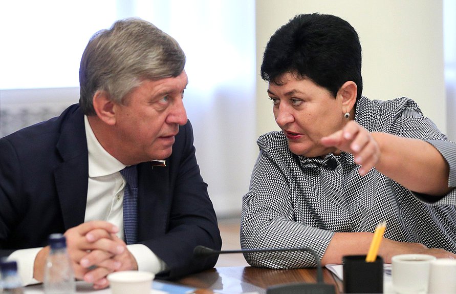 Члены Комитета по культуре Сергей Соловьев и Ольга Германова