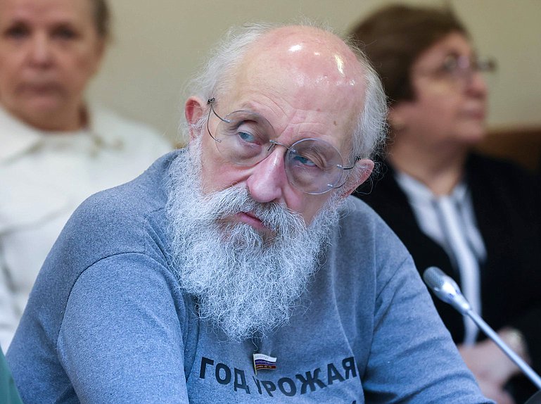 Член Комитета по просвещению Анатолий Вассерман