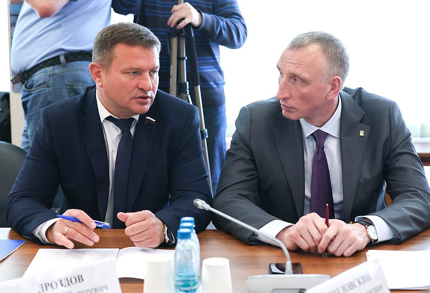 Заместитель Председателя Комитета по промышленности и торговле Александр Дроздов и Первый заместитель Председателя Комитета Александр Козловский