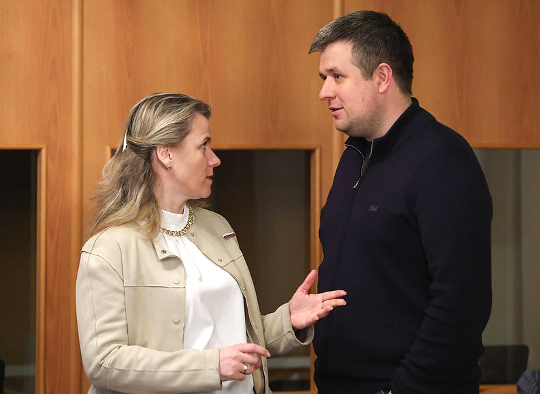 Член Комитета по защите семьи, вопросам отцовства, материнства и детства Ольга Коробова и заместитель Председателя Комитета по молодежной политике Александр Толмачев