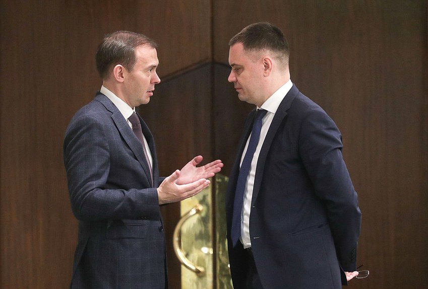 Первый заместитель Председателя Комитета по природным ресурсам, собственности и земельным отношениям Юрий Афонин и член Комитета по региональной политике и проблемам Севера и Дальнего Востока Алексей Корниенко