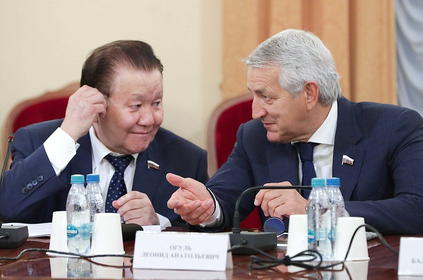 Первые заместители Председателя Комитета по охране здоровья Федот Тумусов и Леонид Огуль