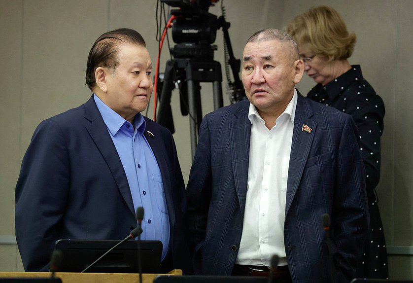 Первый заместитель Председателя Комитета по охране здоровья Федот Тумусов и член Комитета по транспорту и развитию транспортной инфраструктуры Петр Аммосов