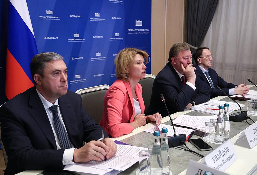 Статс-секретарь – заместитель Министра сельского хозяйства РФ Максим Увайдов, Министр сельского хозяйства РФ Оксана Лут и Председатель Комитета по аграрным вопросам Владимир Кашин