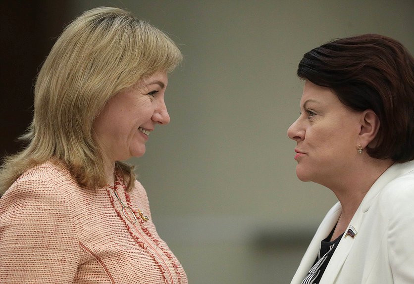 Член Комитета по просвещению Лариса Тутова и заместитель Председателя Комитета по труду, социальной политике и делам ветеранов Марина Оргеева