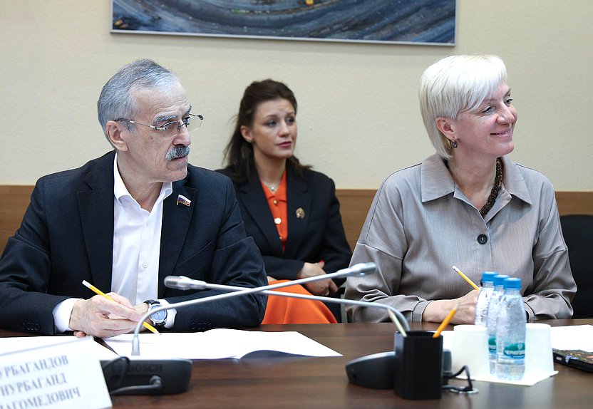 Заместители Председателя Комитета по просвещению Нурбаганд Нурбагандов и Ирина Ивенских