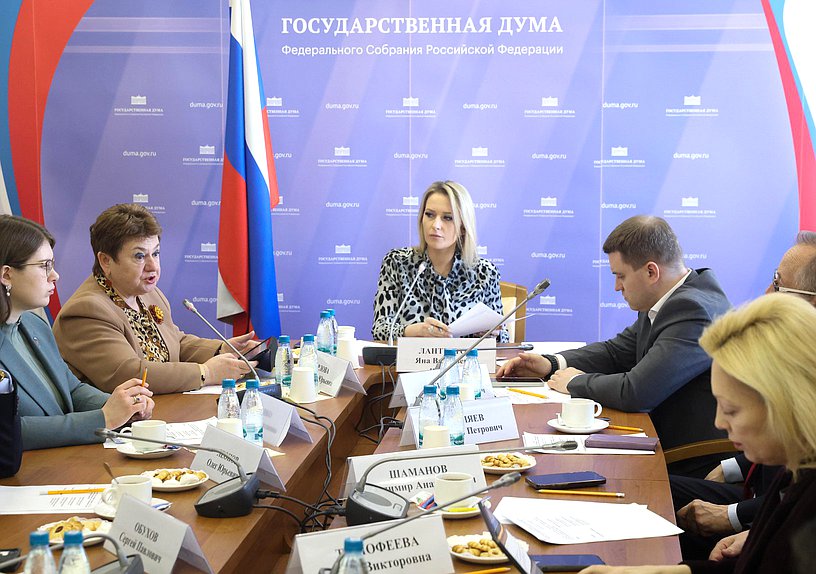 Аудитор Счетной палаты Светлана Орлова и Председатель Комитета по развитию гражданского общества, вопросам общественных и религиозных объединений Яна Лантратова