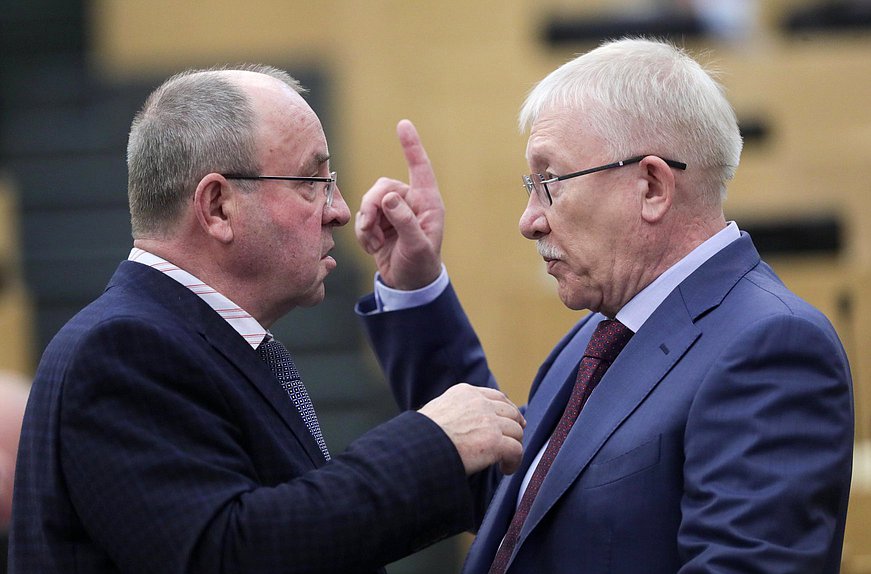 Член Комитета по бюджету и налогам Виктор Селиверстов и Председатель Комитета по контролю Олег Морозов