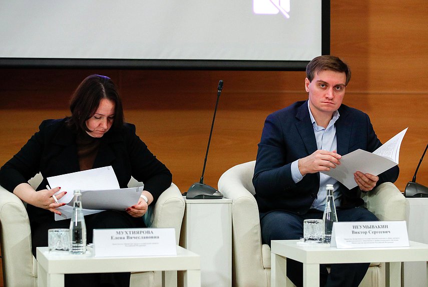 Заместитель Министра труда и социальной защиты РФ Елена Мухтиярова и директор Департамента государственной политики в сфере профессионального образования и профессионального обучения Министерства просвещения РФ Виктор Неумывакин
