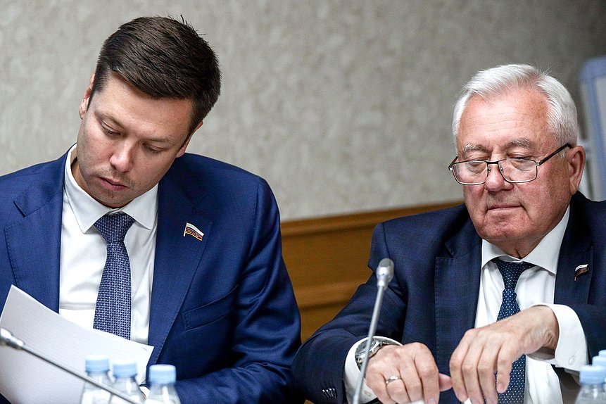Члены Комитета по контролю Никита Румянцев и Леонид Ивлев