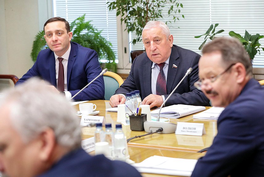 Первый заместитель Председателя Комитета по развитию Дальнего Востока и Арктики Вячеслав Логинов и Председатель Комитета Николай Харитонов