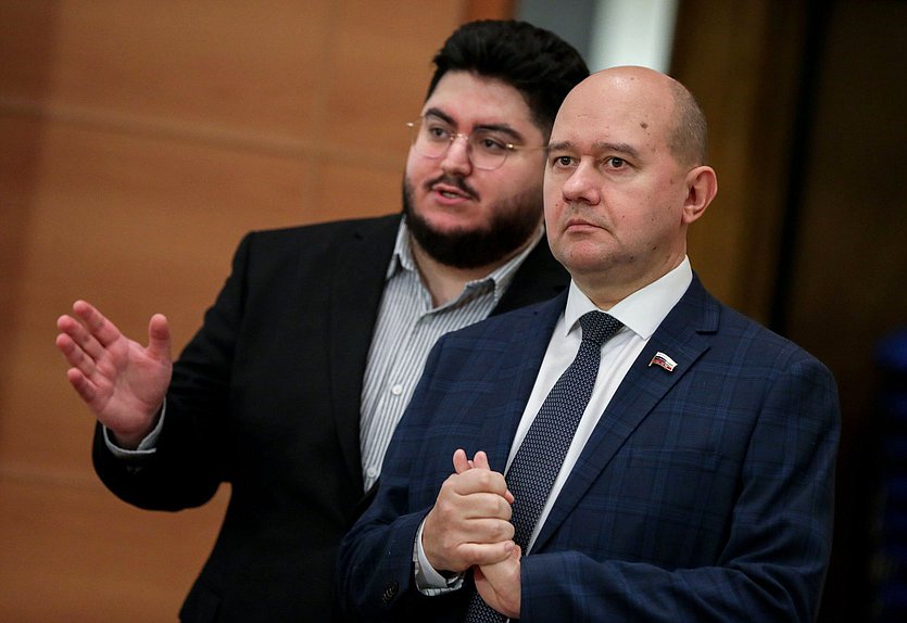 Заместитель Председателя Комитета по развитию гражданского общества, вопросам общественных и религиозных объединений Олег Леонов и заместитель Председателя Комитета по экологии, природным ресурсам и охране окружающей среды Георгий Арапов