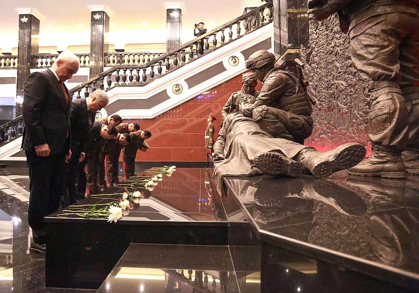 Министр обороны РФ Андрей Белоусов и Председатель Государственной Думы Вячеслав Володин. Церемония открытия Мемориального комплекса и Музея боевых подвигов героев зарубежной военной операции