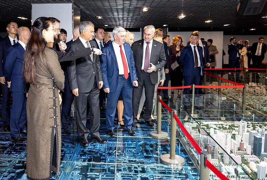 维亚切斯拉夫·沃洛金国家杜马主席, 伊万·梅尔尼科夫国家杜马第一副主席和安德烈·卡尔塔波洛夫国防委员会主席。北京城市规划展览中心
