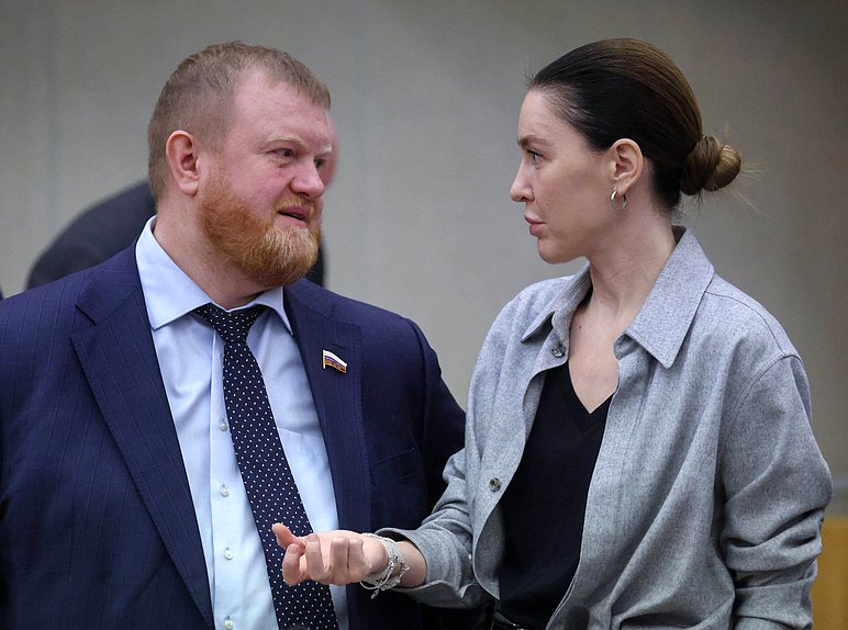 Заместитель Председателя Комитета по региональной политике и местному самоуправлению Роман Любарский и Первый заместитель Председателя Комитета по просвещению Алена Аршинова