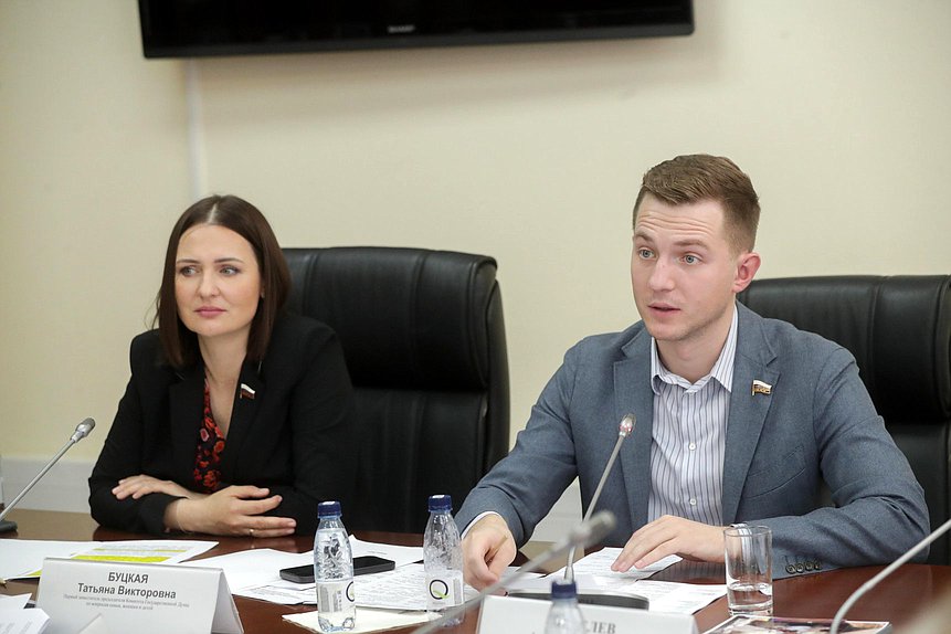 Первый заместитель Председателя Комитета по вопросам семьи, женщин и детей Татьяна Буцкая и Председатель Комитета по молодежной политике Артем Метелев