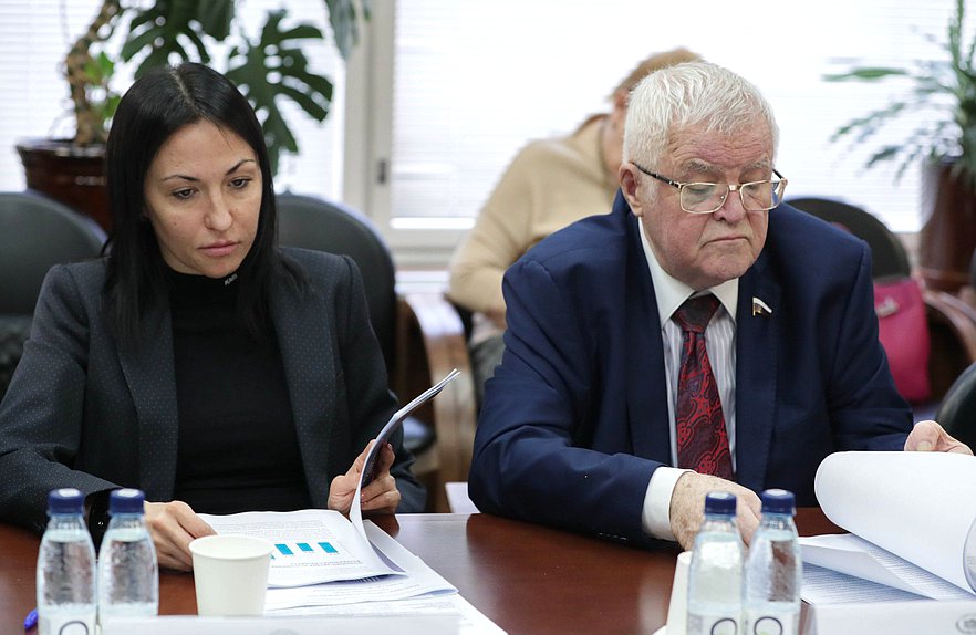 Члены Комитета по делам национальностей Анастасия Удальцова и Николай Борцов