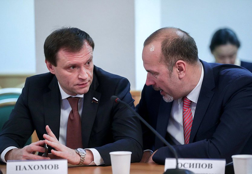 Первый заместитель Председателя Комитета по жилищной политике и жилищно-коммунальному хозяйству Сергей Пахомов и член Комитета Илья Осипов