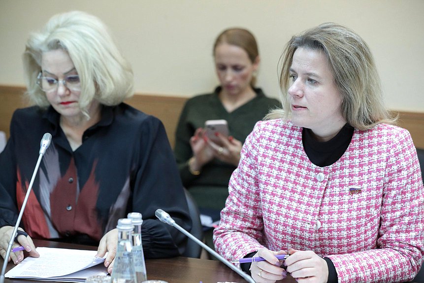 лен Комитета по защите семьи, вопросам отцовства, материнства и детства Ольга Коробова