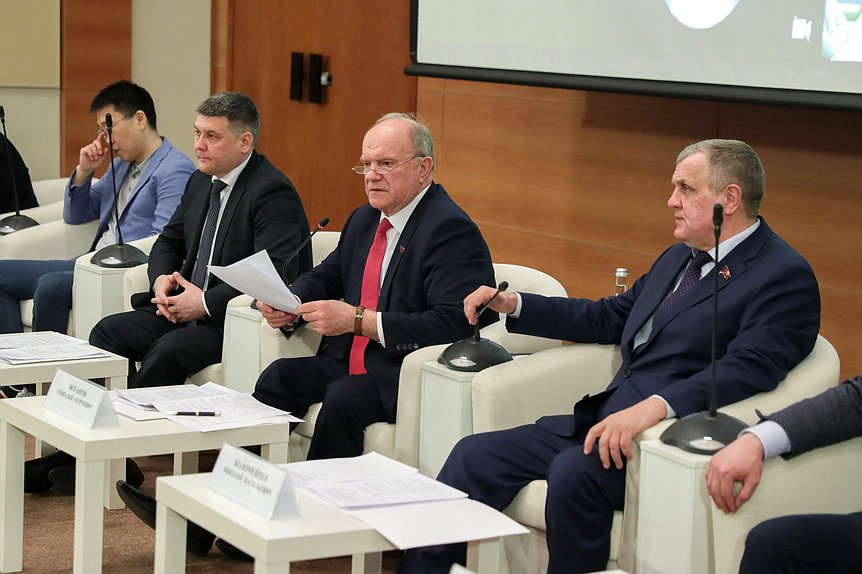 Руководитель фракции КПРФ Геннадий Зюганов и Первый заместитель Председателя Комитета по труду, социальной политике и делам ветеранов Николай Коломейцев