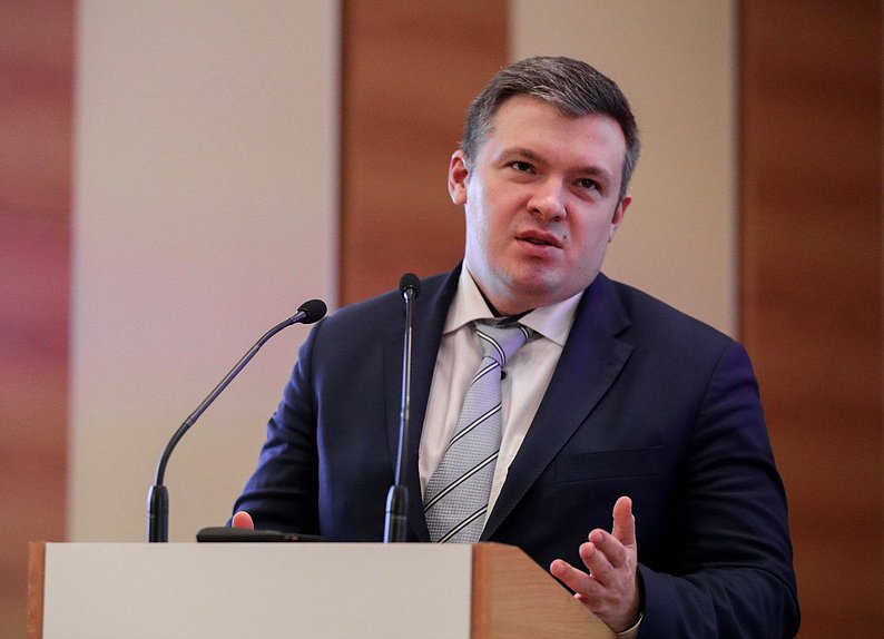 Член Комитета по природным ресурсам, собственности и земельным отношениям Андрей Андрейченко