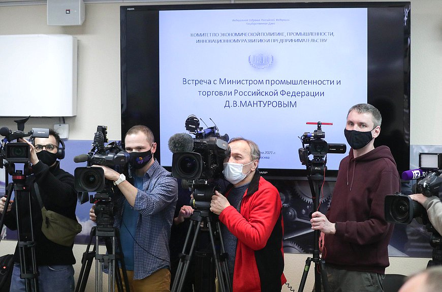 Заседание Комитета по экономической политике, промышленности, инновационному развитию и предпринимательству с участием Министра промышленности и торговли Дениса Мантурова