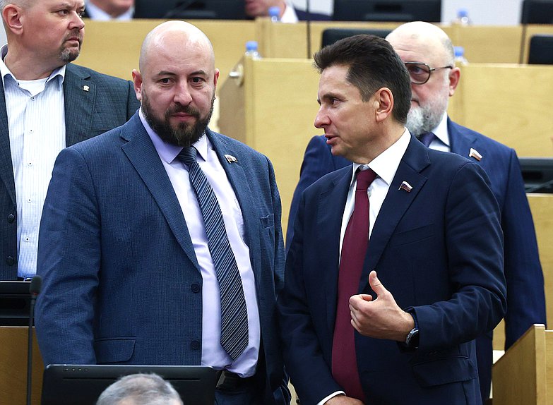 Член Комитета по строительству и ЖКХ Алексей Савин и член Комитета по информационной политике, информационным технологиям и связи Вячеслав Петров
