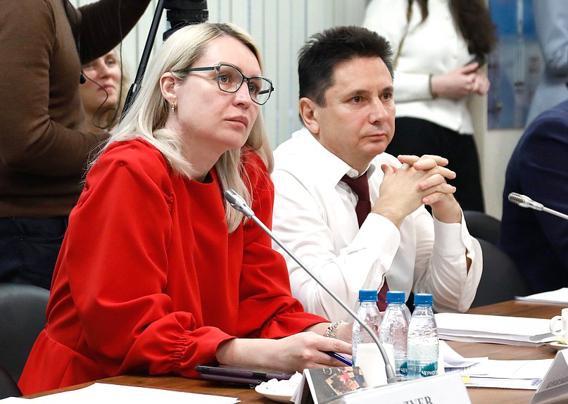 Заместитель Председателя Комитета по региональной политике и местному самоуправлению Оксана Фадина и член Комитета по информационной политике, информационным технологиям и связи Вячеслав Петров